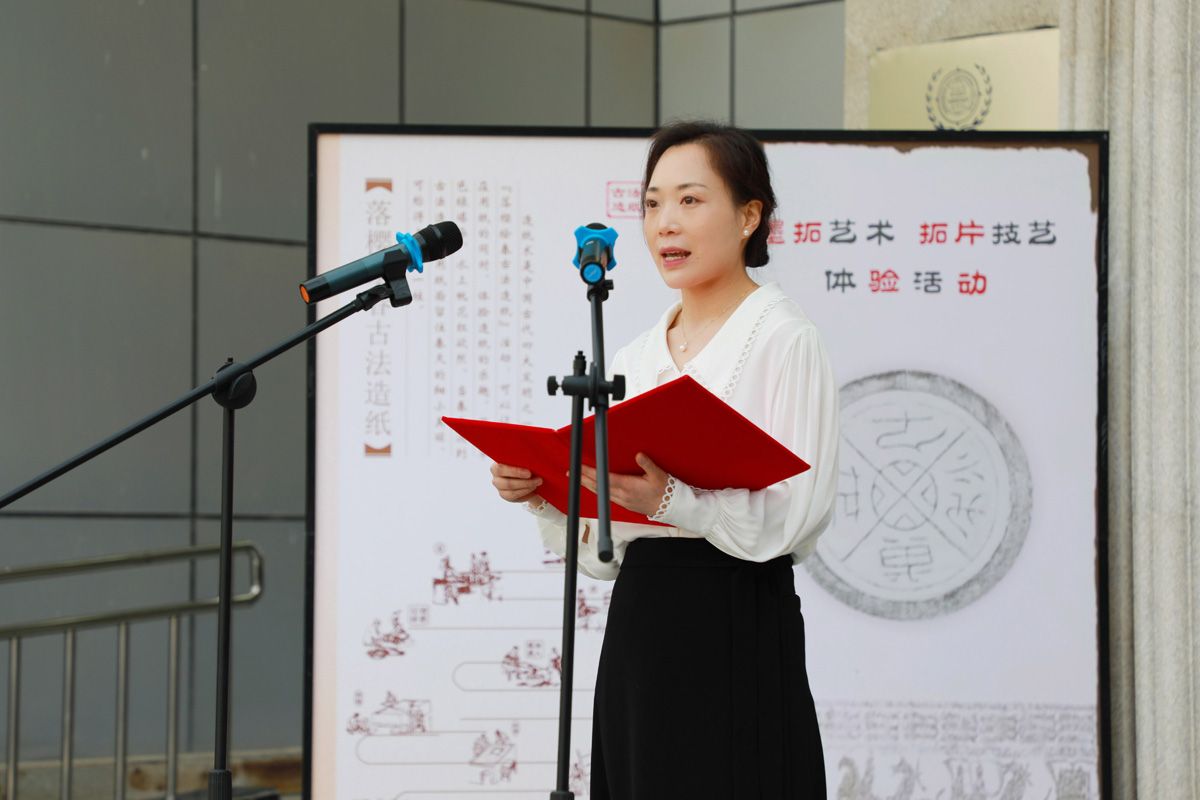 文化教育学院王炎丽作为教师代表分享读书心得