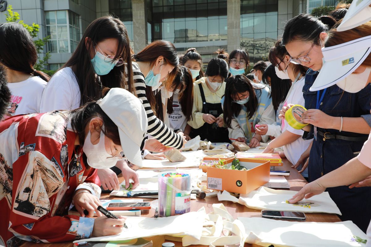 校领导及师生现场体验中国传统文化活动
