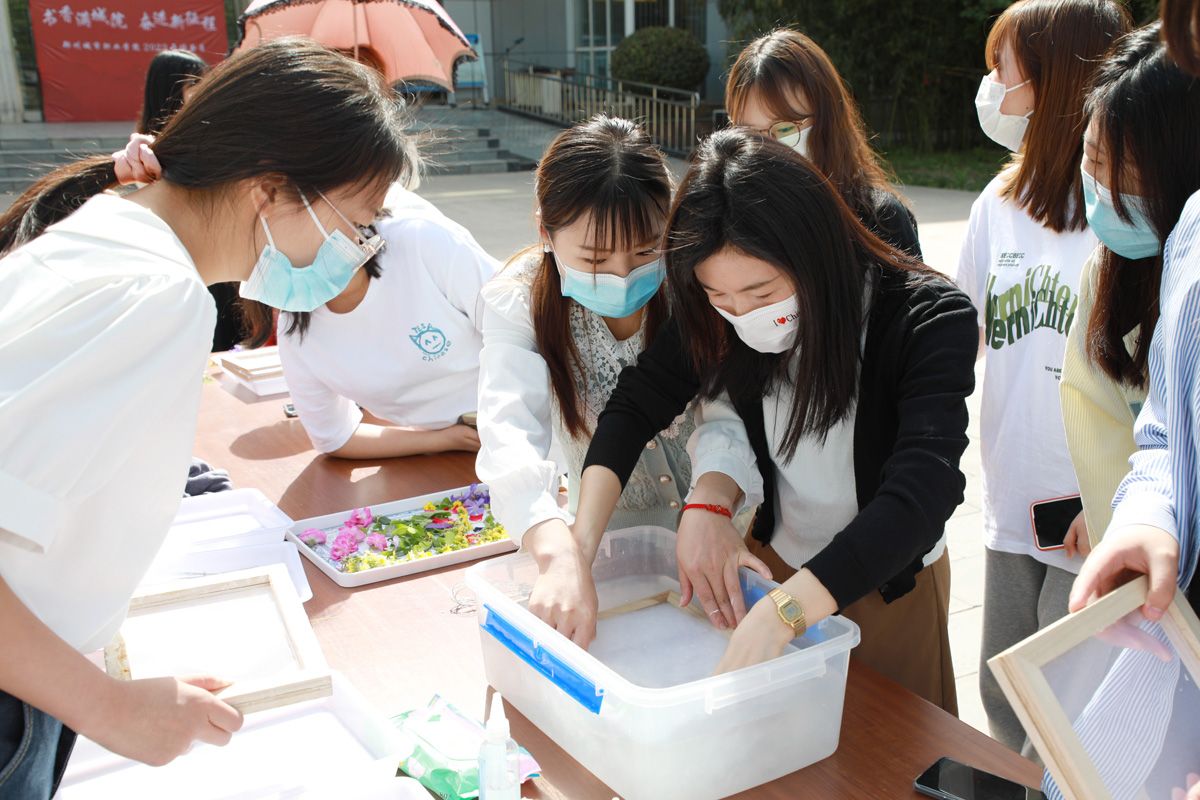 校领导及师生现场体验中国传统文化活动