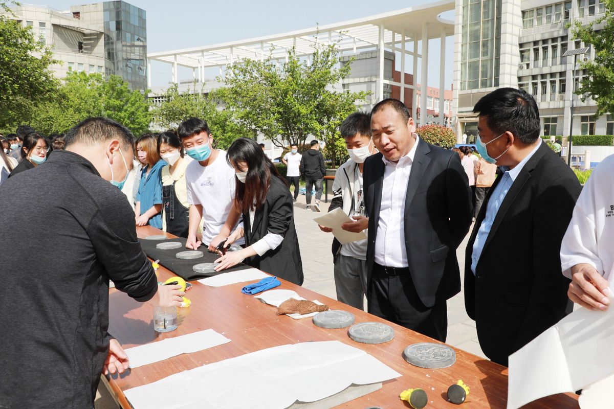 校领导及师生现场体验中国传统文化活动